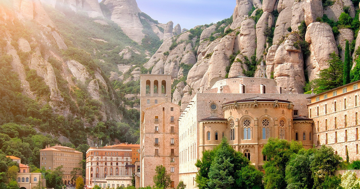 Монсерат е изключително красива планина с интересни скални образувания, дом на бенедиктински манастир със спиращо дъха разположение.