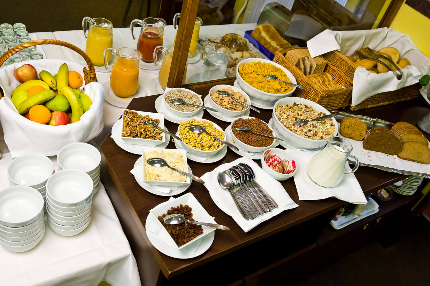 Шведский обед. Завтрак в отеле. Шведский завтрак в отеле. Завтрак шведский стол в гостинице. Сервировка шведского стола.