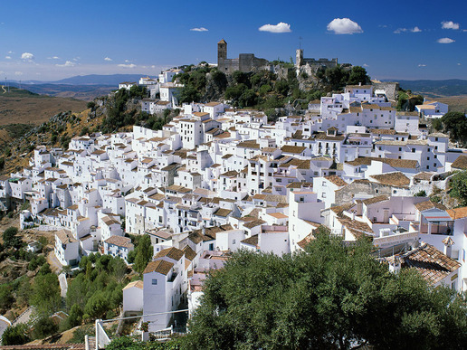 ... традиционните андалуски градчета, дивите фиести, вкусните местни ястия, безоблачното време и топлите слънчеви дни в най-южната част на испанското крайбрежие.