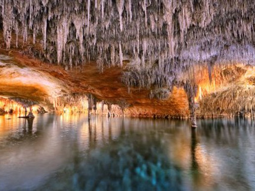 Пещерите Драк са 4, свързани помежду си пещери, в които се помещава едно от най-големите подземни езера в света. Там можете да се разходите с лодка.