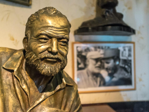 Статуята на Хемингуей в знаменития бар-ресторант „Флоридита”