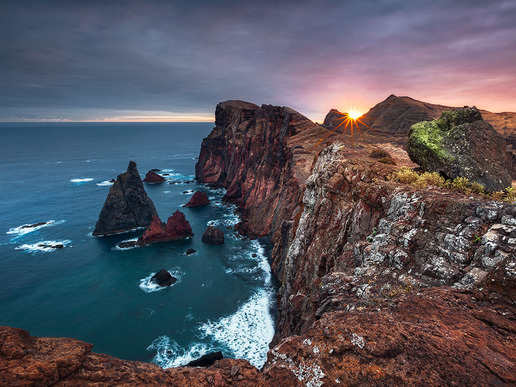 Почивките на португалския остров Мадейра са любими за всички, които търсят пленителни гледки, субтропическа флора и фауна, както и романтичното очарование на миналото.