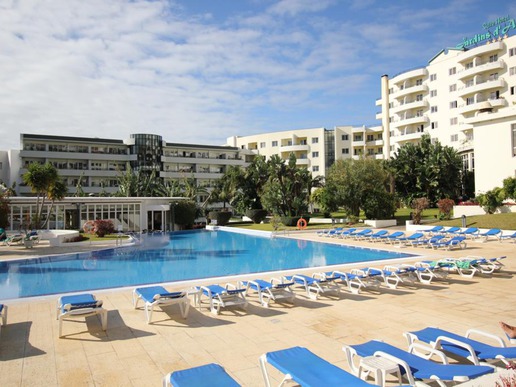 Хотел „Jardins d'Ajuda“ е разположен във Фуншал, на 3 км от центъра, докъдето може да се стигне с безплатен хотелски транспорт няколко пъти дневно. 