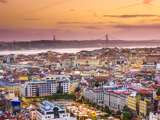 Разположението на Лисабон върху седем ниски хълмчета до река Тежу, привличала някога търговци и заселници, е впечатляваща гледка.