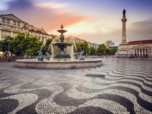 Площад "Росио" е разположен в сърцето на Лисабон. Той е един от най-оживените и популярни площади в града. Тук можете да разгледате множеството забележителности наоколо или просто да си починете в някое от чаровните кафенета.