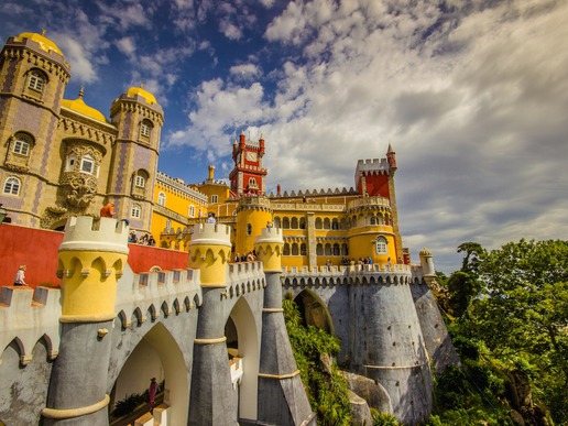 Синтра е възхитителен португалски град, който ще ви предложи изобилие от прекрасни туристически атракции, вариращи от древни замъци до разкошни дворци.